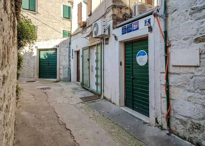 Apple Apartment Split