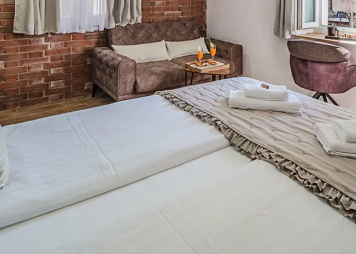 Apple Apartment Split