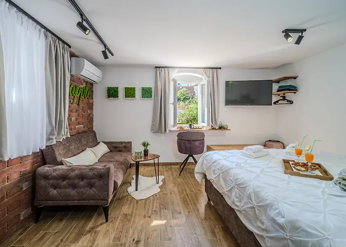 Apple Apartment Split